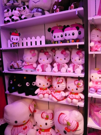 Illustration for article titled Hello Kitty & Random Celebs Get Catty At Sanrio Luxe Store Opening